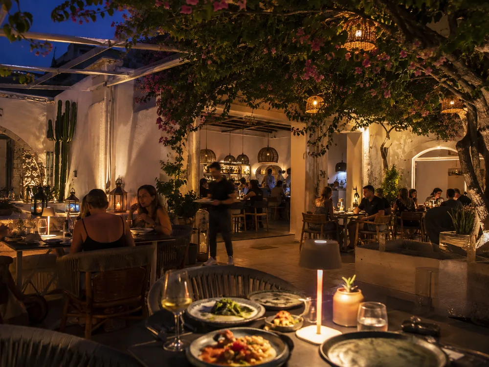 Evening restaurant atmosphere inspired by Sitar in Kos